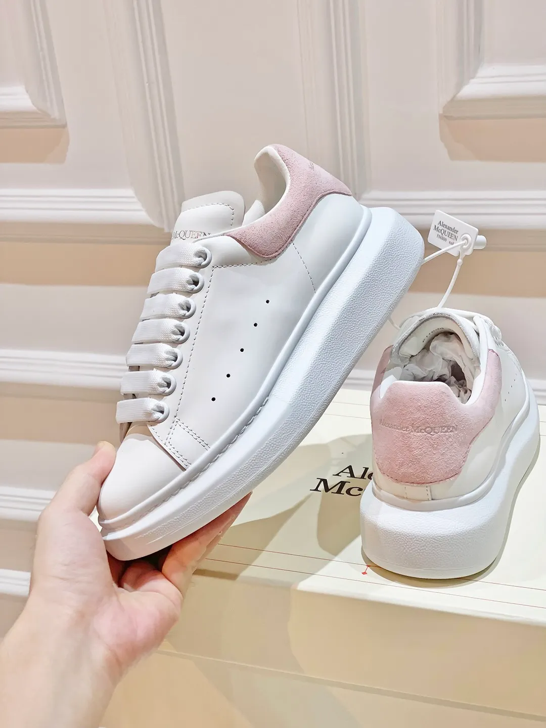 👟👟Ex-factory price 560👟👟 𝐀𝐥𝐞𝐱𝐚𝐧𝐝𝐞𝐫 𝐌𝐜𝐐𝐮𝐞𝐞𝐧A must-have for going out ~ full of confidence. McQueen white shoes are versatile and can instantly elongate your proportions. The long legs that fill the screen make you confident, sweet and cool, and can be controlled by both male and female gods, making you look better as you wear them. ⭐Shoe upper material: first-layer cowhide ⭐Shoe lining material: sheepskin ⭐Available sizes: 35-40, male 39-45 (female 40, male 45 customized)